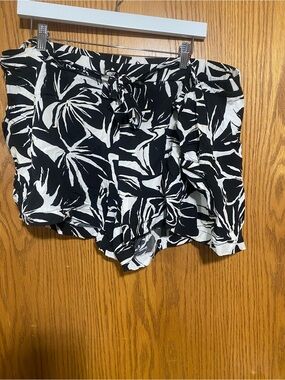 Plus size black and white floral print with elastic waist and belt